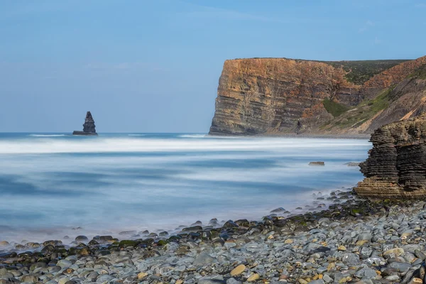 Hermoso paisaje marino en una larga exposición. aguja de piedra, portugal, aljezur. —  Fotos de Stock