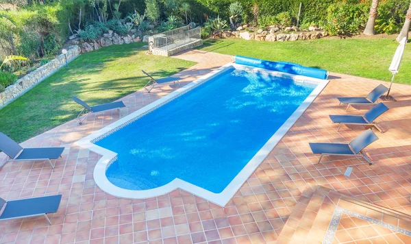 Sommer-Pool im Innenhof in der Nähe des Hauses. Sonnenliegen für relaxin — Stockfoto