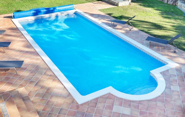 Sommaren pool för semester med en trädgård. för rekreation och bad. — Stockfoto