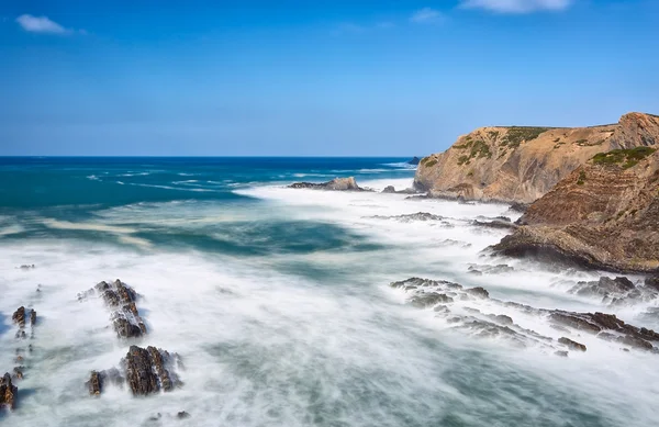 Seascape vågor urholka kusten. Portugal. Algarve. — Stockfoto