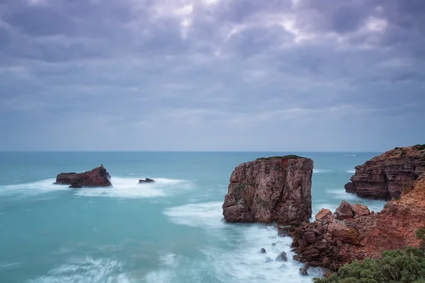 Zeegezicht in dramatische kleuren en coole kleuren. sagres Portugal. — Stockfoto