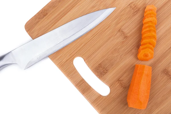 Kök ombord och kniv för skärning morötter. närbild. — Stockfoto