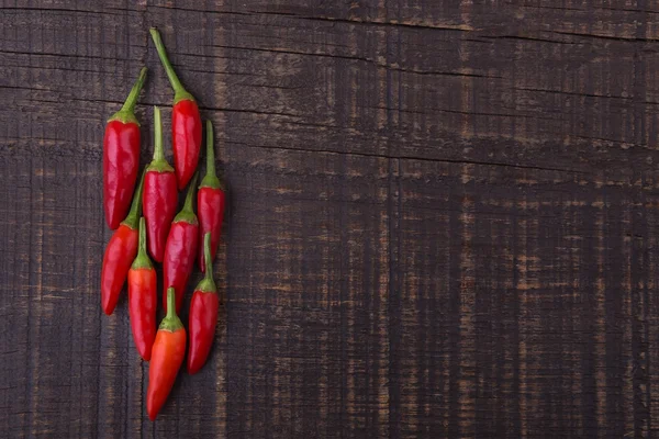 Červená paprika pepř na dřevěné textury pro text. rám. — Stock fotografie