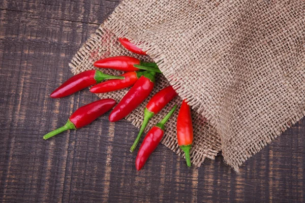 Chilli koření pepř na vyhození. na dřevěný stůl. — Stock fotografie