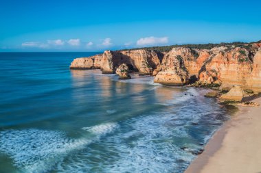 Portekiz dağ deniz manzarası manzara. Algarve bölgesi.