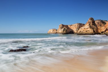 güzel deniz manzarası beach Albufeira. bulanık dalgalar.