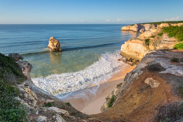 Baie sur l'océan avec belles vagues bleues. Portugal algarve. — Photo