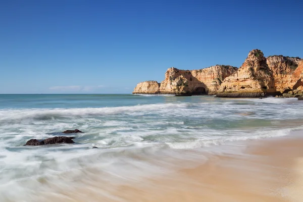 Güzel deniz manzarası beach Albufeira. bulanık dalgalar. — Stok fotoğraf