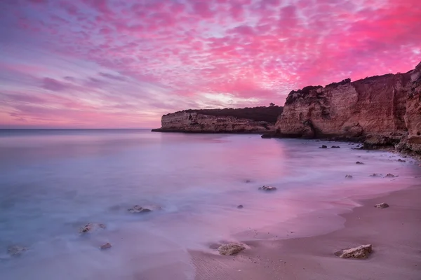 Ohnivě rudá obloha na přímořská krajina v Portugalsku. Algarve. — Stock fotografie