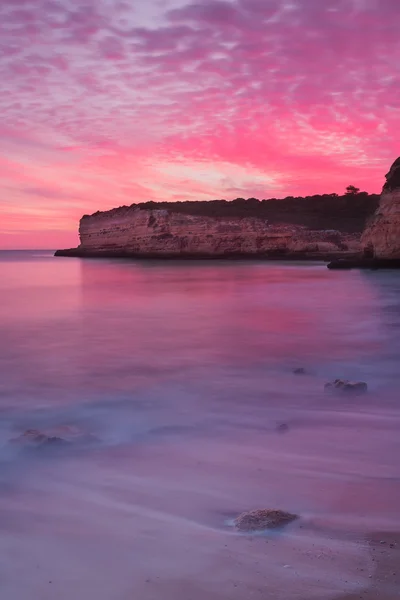 Incrível por do sol ardente do mar. Portugal. — Fotografia de Stock