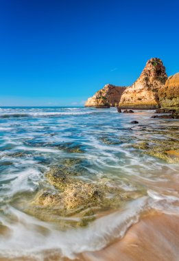 dalgalar deniz deniz manzarası üzerinde bulanık. albufeira, Portekiz.