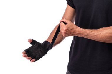 Eğitimdeki fitness adamı spor eldivenlerini beyaz arka plana, fitness konseptine, spor konseptine koydu. Kapat.