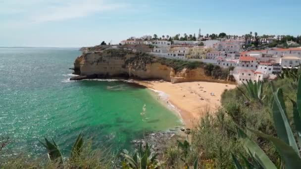 Beautiful view of the Portuguese Carvoeiro beach in summer with clear sea and sunbathing tourists. Shooting in motion with a stabilizer. — Stock Video