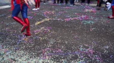 Geleneksel eğlence ve dans kutlaması karnaval, karnavalın katılımcılarının ayakları renkli giysiler içinde caddelerden geçer..