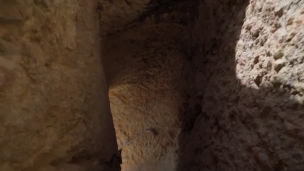 Séta a hegyi kőutak és alagutak mentén a portugál tengerparton, az Algarve zóna, Carvoeiro. — Stock videók