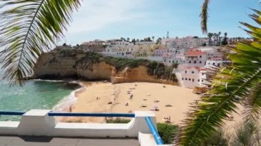 Portekiz Carvoeiro sahilinin açık deniz ve güneşlenen turistlerle dolu güzel bir manzarası var. Dengeleyiciyle atış..