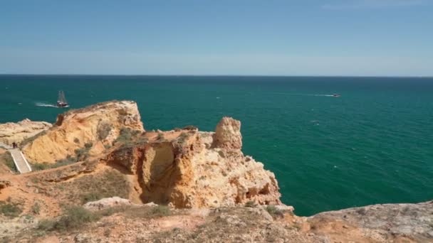 Underbar utsikt över den portugisiska kusten och fartyg Carvoeiro på sommaren, promenader längs trästigar. Med utsikt över det blå havet. Fotografering i rörelse med stabilisator. — Stockvideo