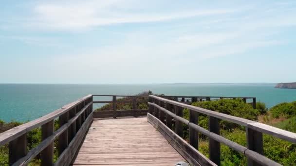 夏天，沿着木径漫步的葡萄牙卡沃罗海滨美景尽收眼底。俯瞰蓝色的大海。用稳定器射击. — 图库视频影像