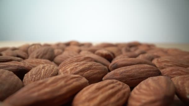 Macro extrema, movimiento de fondo de granos de almendras, para vegetarianos y alimentos nutritivos. Biológicamente puro. — Vídeos de Stock