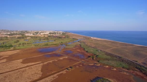 Zöld golfpályák a tenger mellett. Salgados strand. Portugália, Albufeira. Légi felvétel. — Stock videók