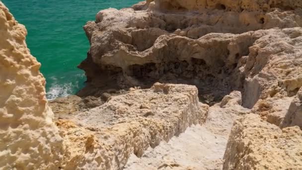 Séta a hegyi kőutak és alagutak mentén a portugál tengerparton, az Algarve zóna, Carvoeiro. — Stock videók