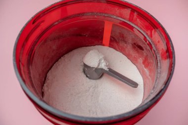 Kırmızı teneke, kreatin, hmb, bcaa, amino asit veya vitamin tozu içeren spor takviyesi. Spor beslenme konsepti.