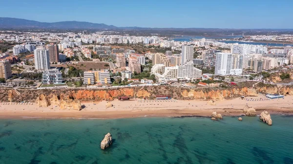 Veduta aerea dell'ampia e affollata spiaggia portoghese di Rocha a Portimao, Algarve, Portogallo. Colpo di droni — Foto Stock