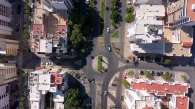 Portekiz Quarteira 'nın merkezindeki küçük renkli evler arasındaki yol ve caddelerin yukarıdan aşağı hava görüntüsü