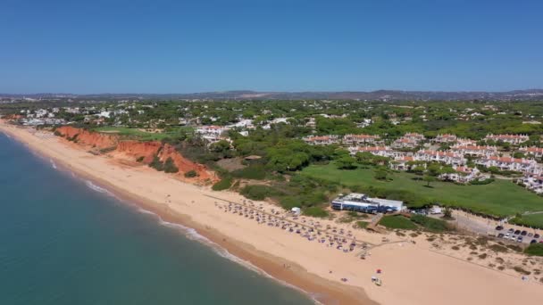 Imagens de drones aéreos, filmando a aldeia turística de Vale de Lobo, nas margens do Oceano Atlântico, campos de golfe para turistas. Portugal, Algarve. — Vídeo de Stock