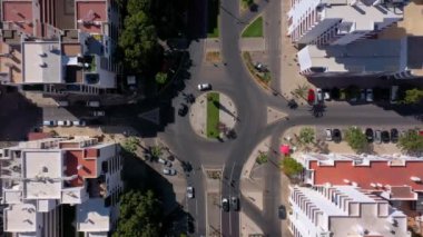Portekiz Quarteira 'nın merkezindeki küçük renkli evler arasındaki yol ve caddelerin yukarıdan aşağı hava görüntüsü