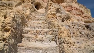 Portekiz kıyıları boyunca dağ taşları ve tüneller boyunca yürü, Algarve Bölgesi, Carvoeiro.