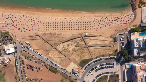 Aéreo. Voo de drone sobre as praias e caminhos de madeira da cidade portuguesa de Quarteira, com turistas em espreguiçadeiras. Portugal Algarve. Vista superior — Vídeo de Stock