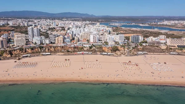 Luftaufnahme des weiten und überfüllten portugiesischen Rocha-Strandes in Portimao, Algarve, Portugal. Drohnenschuss — Stockfoto