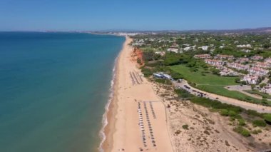 Hava aracı görüntüleri, Atlantik Okyanusu kıyısında Vale de Lobo adlı turist köyünü çekmeler, turistler için golf sahaları. Portekiz, Algarve.