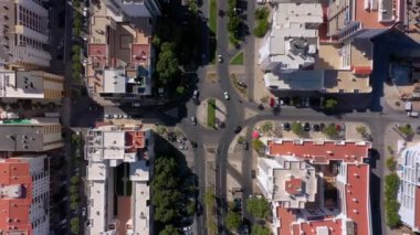 Portekiz Quarteira 'nın merkezindeki küçük renkli evler arasındaki yol ve caddelerin yukarıdan aşağı hava görüntüsü