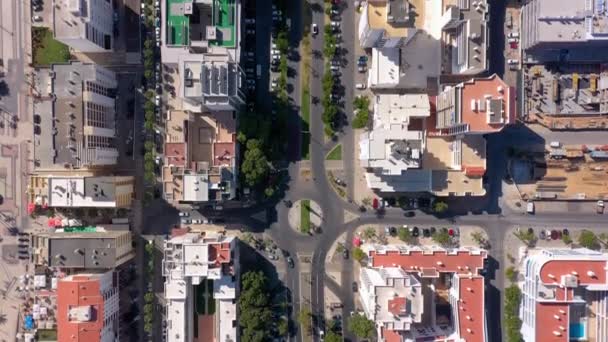 葡萄牙夸泰拉市中心五彩斑斓的小房子之间的道路和街道屋顶的自上而下的空中景观 — 图库视频影像