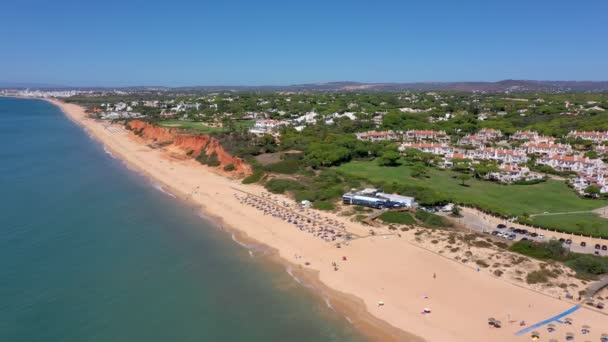 Flygbilder på drönare, fotografering av turistbyn Vale de Lobo, på Atlantens stränder, golfbanor för turister. Portugal, Algarve. — Stockvideo