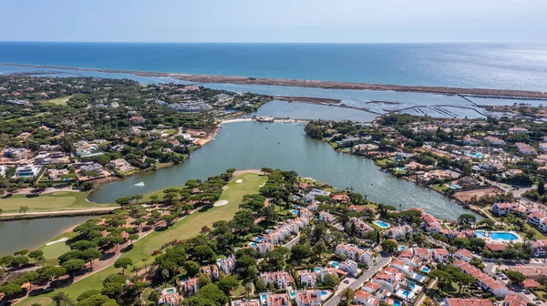 Panorâmica aérea das moradias de luxo localizadas em torno da Quinta do Lago, Algarve, Portugal, Europa. Drone disparado na zona verde. — Fotografia de Stock
