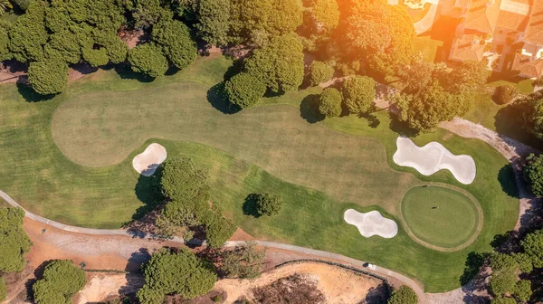 Γήπεδο γκολφ όμορφη Αεροφωτογραφία του τοπίου τομέα του γκολφ με θέα την ανατολή του ηλίου στην πρωινή λήψη. Πορτογαλία, Algarve — Φωτογραφία Αρχείου