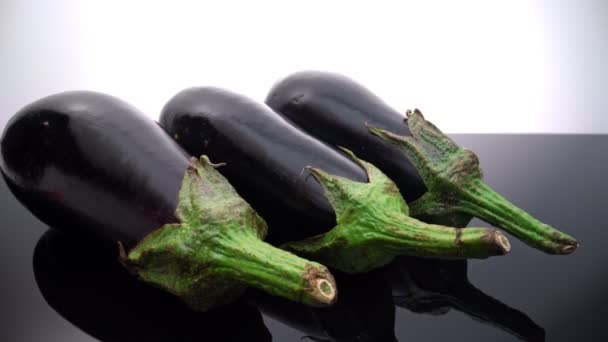 Rijp Biologische Aubergines Een Glanzend Glasoppervlak Voorwaarts Extreme Macro Hoge — Stockvideo