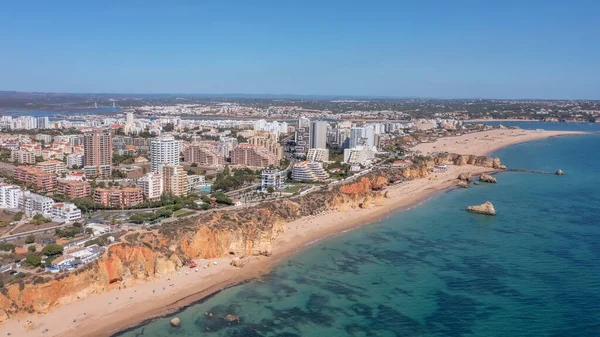 Widok z lotu ptaka na szeroką i zatłoczoną portugalską słynną plażę Rocha w Portimao, Algarve, Portugalia. Strzał drona — Zdjęcie stockowe