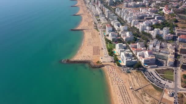 Drönare bilder, fotografera turiststaden Quareira, på stranden av Atlanten, stränder med turister. Portugal, Algarve. — Stockvideo