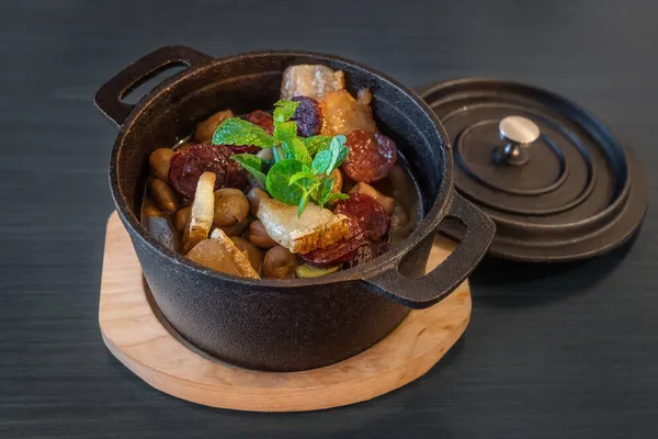 Typisch Portugees gerecht, bonen en vlees en gerookte worsten met saus in een pan. Sluit maar af. munt als specerij — Stockfoto