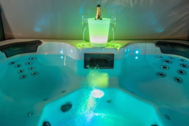 Şampanyayla romantik bir akşam yemeği, lüks bir jakuzi banyosunda terapi amaçlı masaj ve rahatlama için yakın çekim..