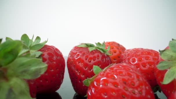 리페, 신선하고 자연적 인 딸기가 반영되어 있습니다. 아주 매크로처럼요. 닫으세요. 앞으로, 뒤 로. — 비디오