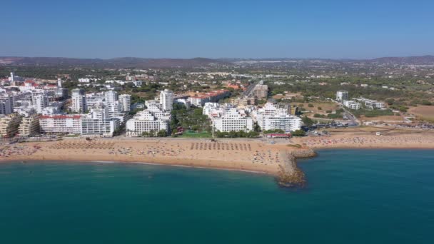 Images de drones, tournage de la ville touristique de Quareira, sur les rives de l'océan Atlantique, plages avec des touristes. Portugal, Algarve. — Video