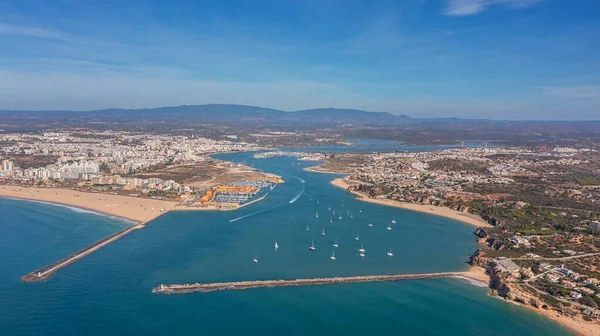 Vista aérea del panorama de la bahía de Portimao, puertos deportivos con yates de lujo. Pasando barcos con turistas. — Foto de Stock
