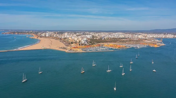 Vista aérea del panorama de la bahía de Portimao, puertos deportivos con yates de lujo. Pasando barcos con turistas. — Foto de Stock