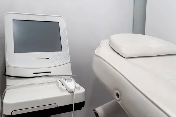 Aparelho médico para terapia de ultra-som, massageador, no escritório da clínica, para pacientes doentes. Close-up. — Fotografia de Stock
