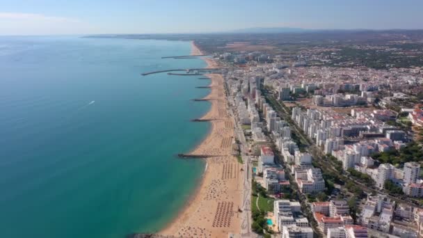 Imágenes de drones, fotografiando la ciudad turística de Quareira, a orillas del Océano Atlántico, playas con turistas. Portugal, Algarve. — Vídeo de stock